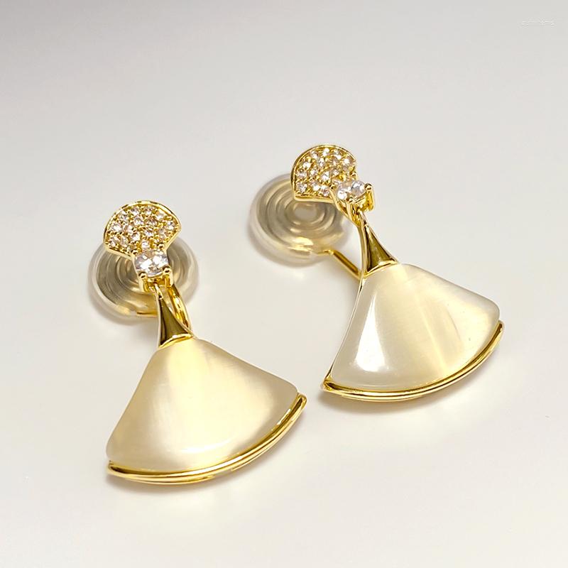 Backs Earrings Fan-shaped Natural Shell Clip Women's Light Luxury Without Ear Holes Zircon Drop High-end French Party Jewelry
Backs Earrings Fan-shaped Natural Shell Clip Women's Light Luxury Without Ear Holes Zircon Drop High-end French Party Jewelry