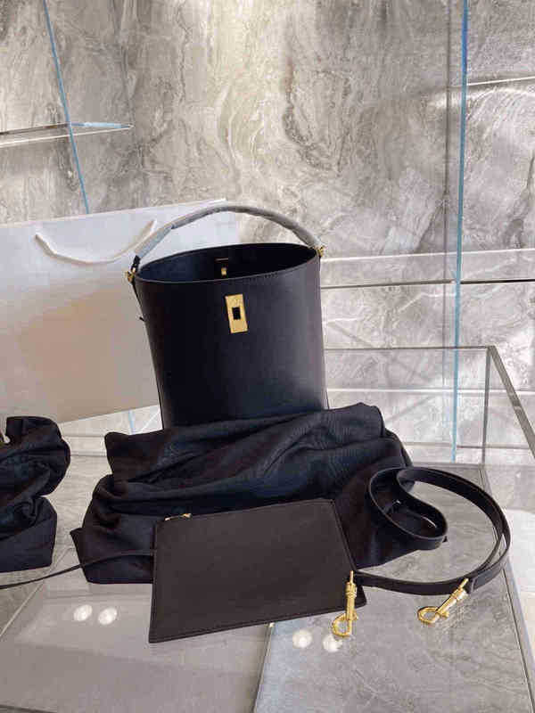 Shoulder Bags Women Handbag Female Black Leather Fashion Joker Bucket Package 1117
Shoulder Bags Women Handbag Female Black Leather Fashion Joker Bucket Package 1117