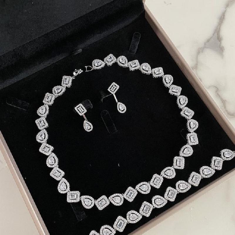 Choker Iced Out Bling Geometric CZ Cluster Tennis Necklace For Women Luxury 5A Cubic Zirconia Lady 
Choker Iced Out Bling Geometric CZ Cluster Tennis Necklace For Women Luxury 5A Cubic Zirconia Lady