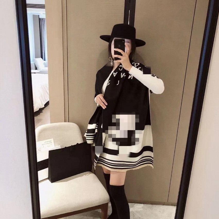 2022 Woollen scarf Winter 100% cashmere scarf Fashionable male and female designer classic monogram shawl scarf
2022 Woollen scarf Winter 100% cashmere scarf Fashionable male and female designer classic monogram shawl scarf