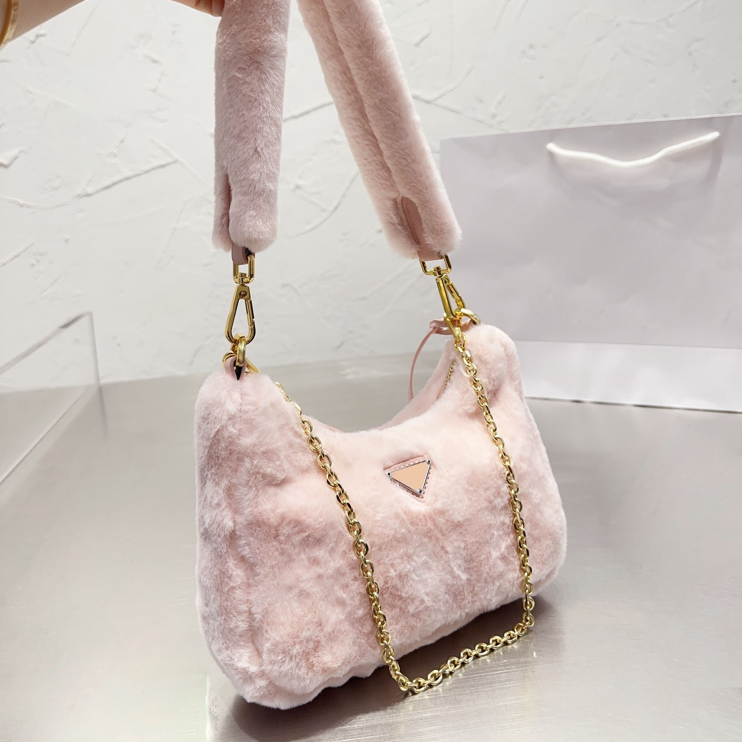 2022F/W French Fluffy Shoulder Bags Classic Triangle Sequined Gold Metal Zipper With Hardware Chain Fur Handle Totes Underarm Wallets Designer Handbags 21x12CM, Box
2022F/W French Fluffy Shoulder Bags Classic Triangle Sequined Gold Metal Zipper With Hardware Chain Fur Handle Totes Underarm Wallets Designer Handbags 21x12CM, Box