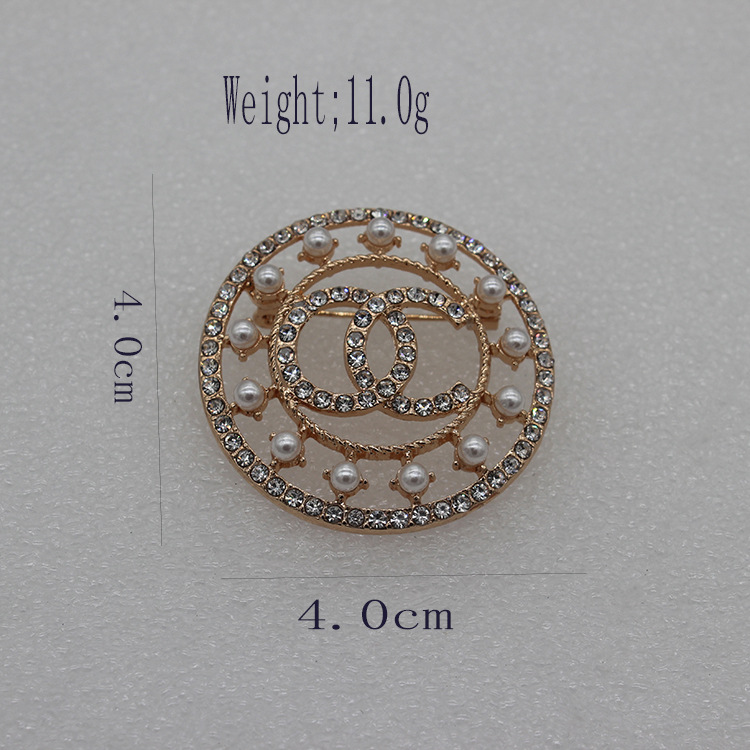 Luxury Women Men Designer Brand Letter Brooches 18K Gold Plated Round Inlay Crystal Rhinestone Jewelry Brooch Charm Pearl Pin Marry Christmas Party Gift Accessorie
Luxury Women Men Designer Brand Letter Brooches 18K Gold Plated Round Inlay Crystal Rhinestone Jewelry Brooch Charm Pearl Pin Marry Christmas Party Gift Accessorie