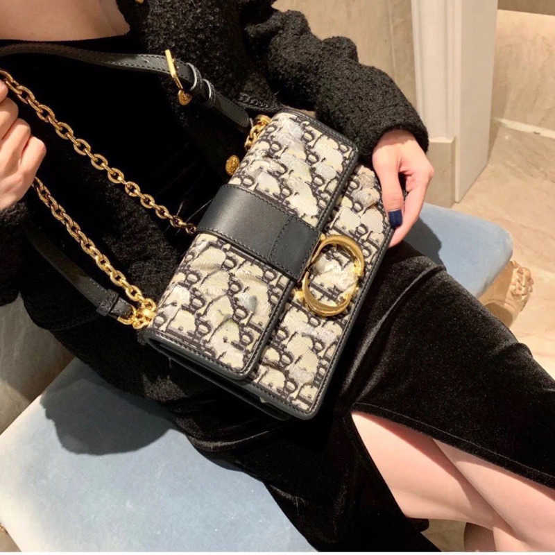 Montaignes 30 Bags Women Cross body Designer Shoulder Wallet Canvas Embroidered Handbag Leather Wide Strap Chain Men's Message bag, Leather belt
Montaignes 30 Bags Women Cross body Designer Shoulder Wallet Canvas Embroidered Handbag Leather Wide Strap Chain Men's Message bag, Leather belt
