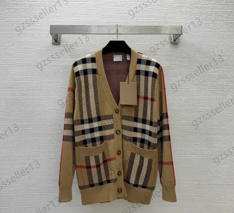 Cardigan Womens Sweater Classic Plaid Double Pocket V Neck Knitting Cardigans Single Button Long Sleeve Standard Wool Knitwear High-end Brand Women Apparel 1970
Cardigan Womens Sweater Classic Plaid Double Pocket V Neck Knitting Cardigans Single Button Long Sleeve Standard Wool Knitwear High-end Brand Women Apparel 1970