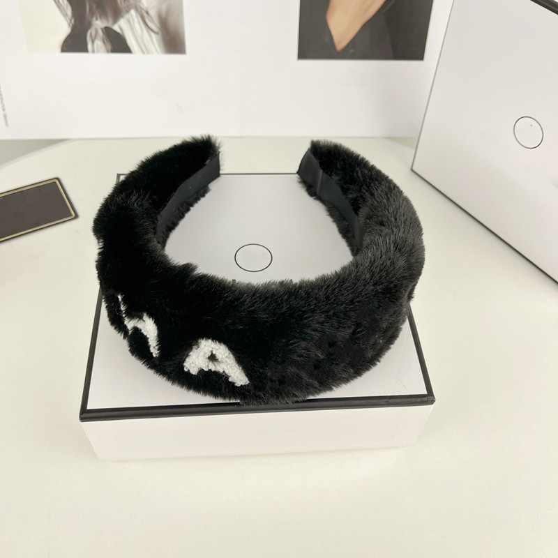 With BOX C Letter Designer FUR Headbands For Women Girl 2022 Winter New Luxury Wool Winter Headband Outdoor Hairband Head Wrap Black White Colors
With BOX C Letter Designer FUR Headbands For Women Girl 2022 Winter New Luxury Wool Winter Headband Outdoor Hairband Head Wrap Black White Colors