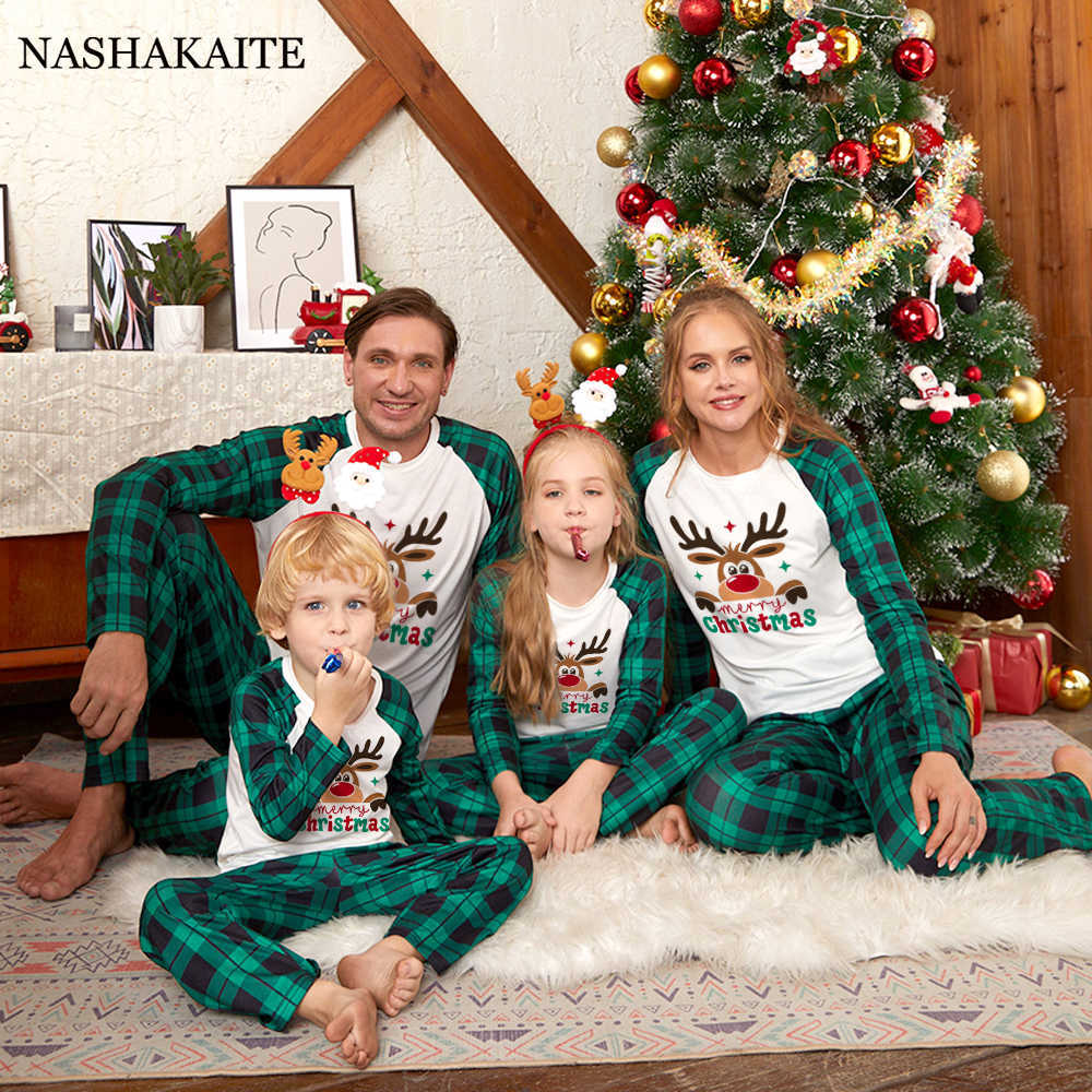 Family Matching Outfits Christmas Pajamas Matching Family outfit Mother Father Kids christmas tree Print Clothes Baby Rompers Mother and daughter T221108
Family Matching Outfits Christmas Pajamas Matching Family outfit Mother Father Kids christmas tree Print Clothes Baby Rompers Mother and daughter T221108