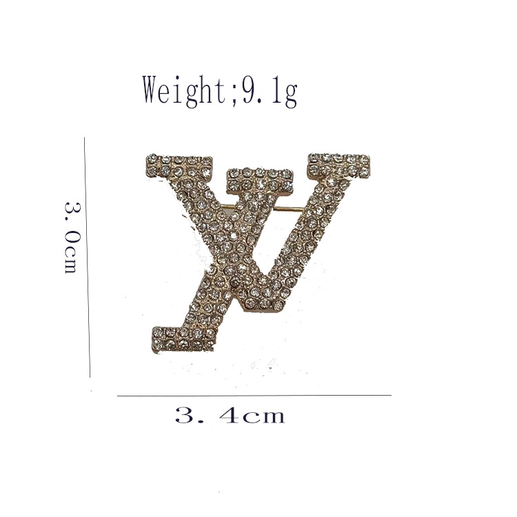 Luxury Women Men Designer Brand Letters Brooches 18K Gold Plated Inlay Crystal Rhinestone Jewelry Brooch Charm Pin V-Letter Marry Christmas Party Gift Accessorie
Luxury Women Men Designer Brand Letters Brooches 18K Gold Plated Inlay Crystal Rhinestone Jewelry Brooch Charm Pin V-Letter Marry Christmas Party Gift Accessorie