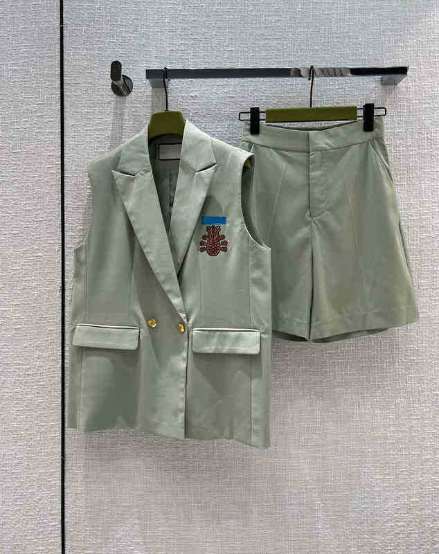 2022SS Fashion Two Piece Pants Brand LOGO Fruit Embroidery Jacket Cotton High Waist Shorts Temperament Comfortable Suit Sexy Luxury Designer Womens Clothing
2022SS Fashion Two Piece Pants Brand LOGO Fruit Embroidery Jacket Cotton High Waist Shorts Temperament Comfortable Suit Sexy Luxury Designer Womens Clothing