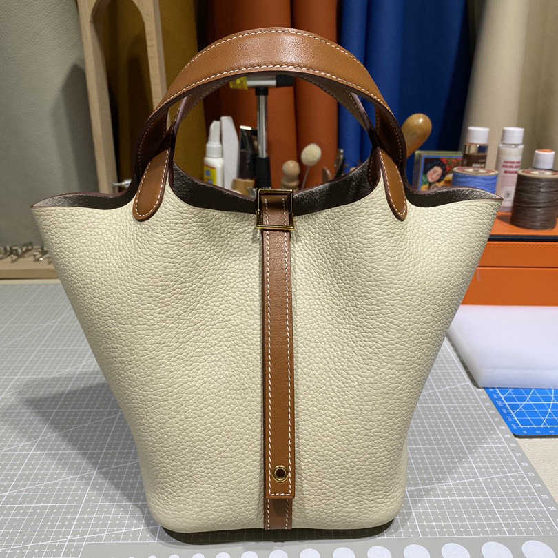 H Litchi Designer Bag Picotn Layer Locks 2023 Bags Basket Vegetable Cowhide Hand Top Wax Thread Grain Portable Bucket N2e6 Pn 7msb, Gold brown (gold )
H Litchi Designer Bag Picotn Layer Locks 2023 Bags Basket Vegetable Cowhide Hand Top Wax Thread Grain Portable Bucket N2e6 Pn 7msb, Gold brown (gold )