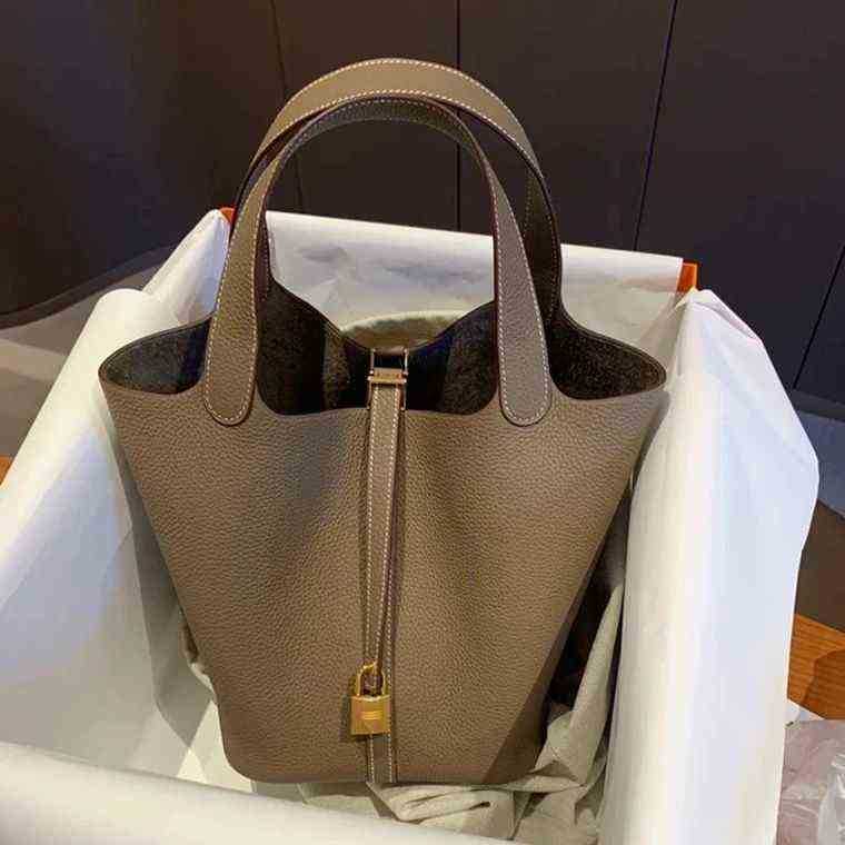 Herme Handbag Herme Picotin 18 22 Vegetable Basket Women's Bag Leather Portable Bucket Large Capacity Textured Hand 2022 M4AO, No bag
Herme Handbag Herme Picotin 18 22 Vegetable Basket Women's Bag Leather Portable Bucket Large Capacity Textured Hand 2022 M4AO, No bag