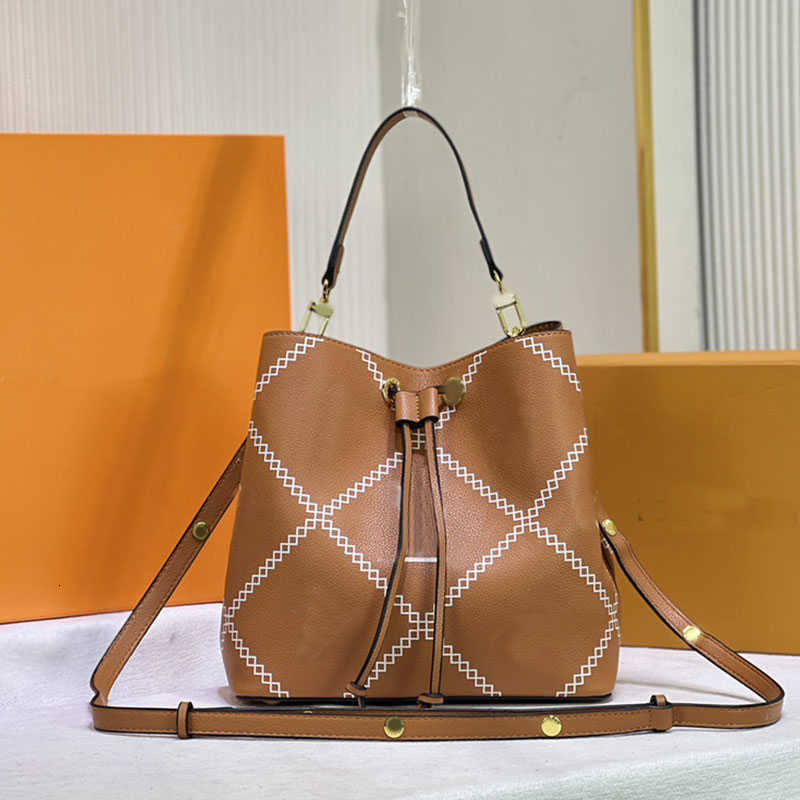 handbag Evening bag Designer Bucket Bag Embossing Flower Crossbody Handbag Soft Leather Shoulder Bags Fashion Shopping Handbags Quilted Lining, Sky blue
handbag Evening bag Designer Bucket Bag Embossing Flower Crossbody Handbag Soft Leather Shoulder Bags Fashion Shopping Handbags Quilted Lining, Sky blue