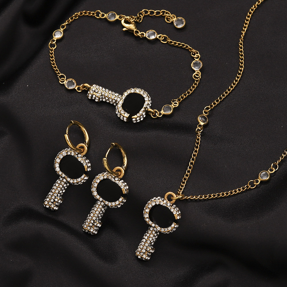 Fashion designer necklace bracelet jewelry set double letter crystal embellished full of diamond key pendant ladies metal chain bracelet gorgeous style party gift, Golden
Fashion designer necklace bracelet jewelry set double letter crystal embellished full of diamond key pendant ladies metal chain bracelet gorgeous style party gift, Golden