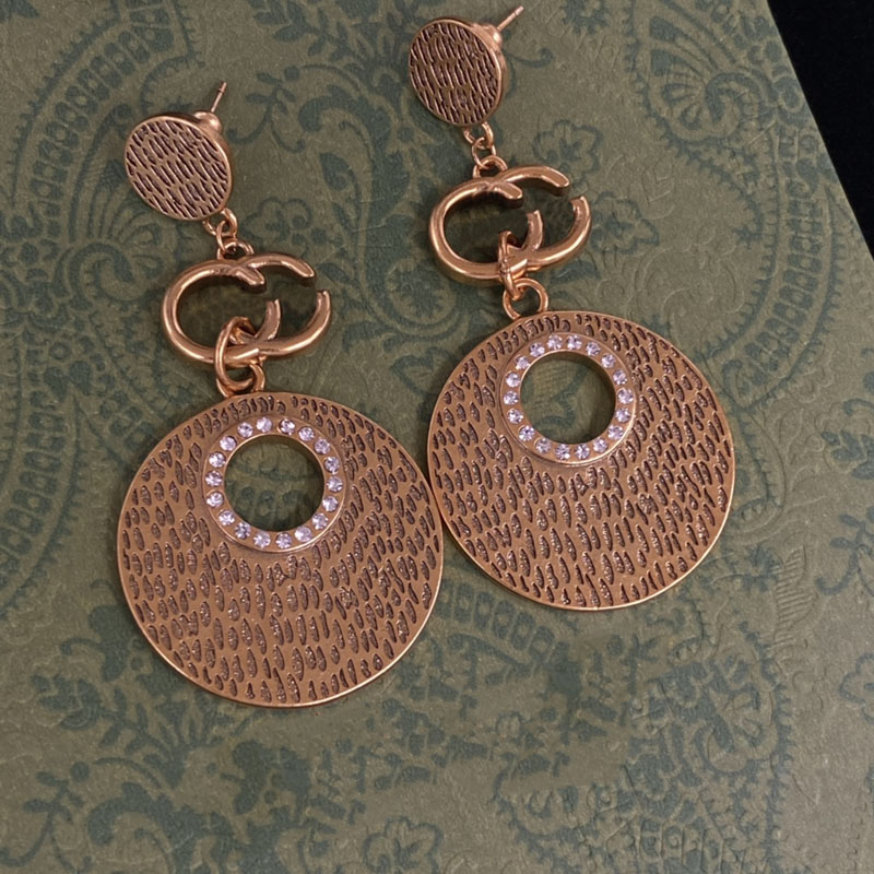 New Women Ear Studs Retro Designer Earrings Women Letters Heart Designers Jewelry Round Earring Strawberry Accessories Ladies Nice D2211025F
New Women Ear Studs Retro Designer Earrings Women Letters Heart Designers Jewelry Round Earring Strawberry Accessories Ladies Nice D2211025F
