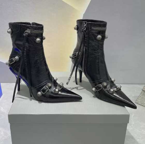 Boots 22ss stiletto Ankle boots stud buckle embellished Quality shoes designers 9CM high heeled boot 012, White
Boots 22ss stiletto Ankle boots stud buckle embellished Quality shoes designers 9CM high heeled boot 012, White