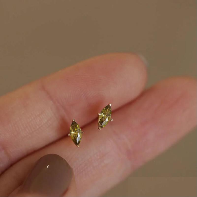 Stud Stud Designer Original Olive Green Zircon Inlaid Marquise Diamond Earrings Fresh Temperament Simple Ladies Sier Jewelry Drop De Dheoc
Stud Stud Designer Original Olive Green Zircon Inlaid Marquise Diamond Earrings Fresh Temperament Simple Ladies Sier Jewelry Drop De Dheoc