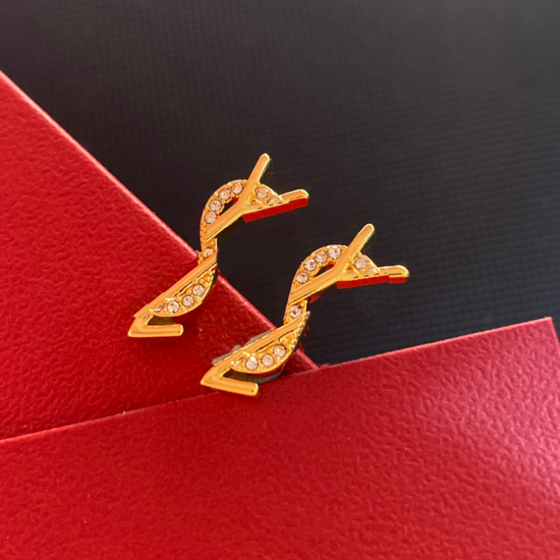 Exquisite charm and elegant earring Selected fashionable high-end brand women earrings Selected quality gifts Couple size 1x2cm Real gold plating Never fade A1193
Exquisite charm and elegant earring Selected fashionable high-end brand women earrings Selected quality gifts Couple size 1x2cm Real gold plating Never fade A1193