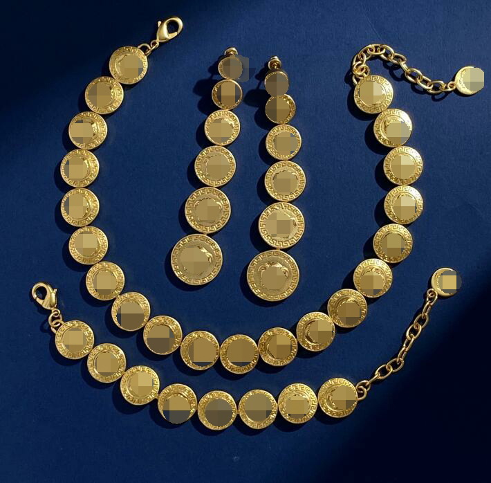 Luxurious Women Black Resin Necklaces Bracelet Earring Rings Hairpin Set Banshee Medusa Portrait 18K Gold Plated New Designed Designer Jewelry jv456, Golden
Luxurious Women Black Resin Necklaces Bracelet Earring Rings Hairpin Set Banshee Medusa Portrait 18K Gold Plated New Designed Designer Jewelry jv456, Golden