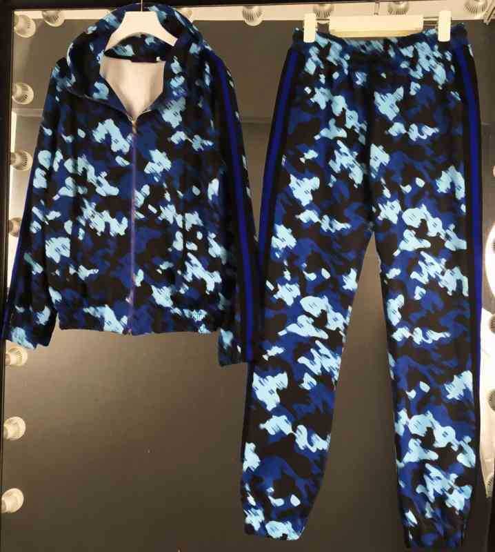 Womens Two Piece Pants Stylish Blue Camouflage Zip Cardigan Jacket With Loose Fit Sports Pants 2 Piece Sets Luxury Designer Tracksuits
Womens Two Piece Pants Stylish Blue Camouflage Zip Cardigan Jacket With Loose Fit Sports Pants 2 Piece Sets Luxury Designer Tracksuits