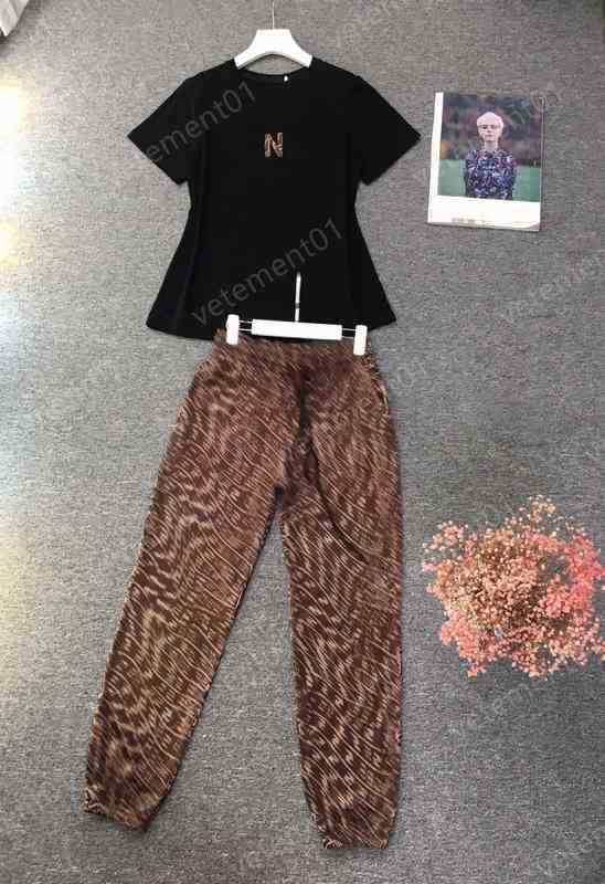 Womens Two Piece Pants Black Alphabet Print Fashion Brand T-Shirt With Brown Pattern Pants 2 Piece Sets Luxury Designer Tracksuits Women Clothing, 20
Womens Two Piece Pants Black Alphabet Print Fashion Brand T-Shirt With Brown Pattern Pants 2 Piece Sets Luxury Designer Tracksuits Women Clothing, 20