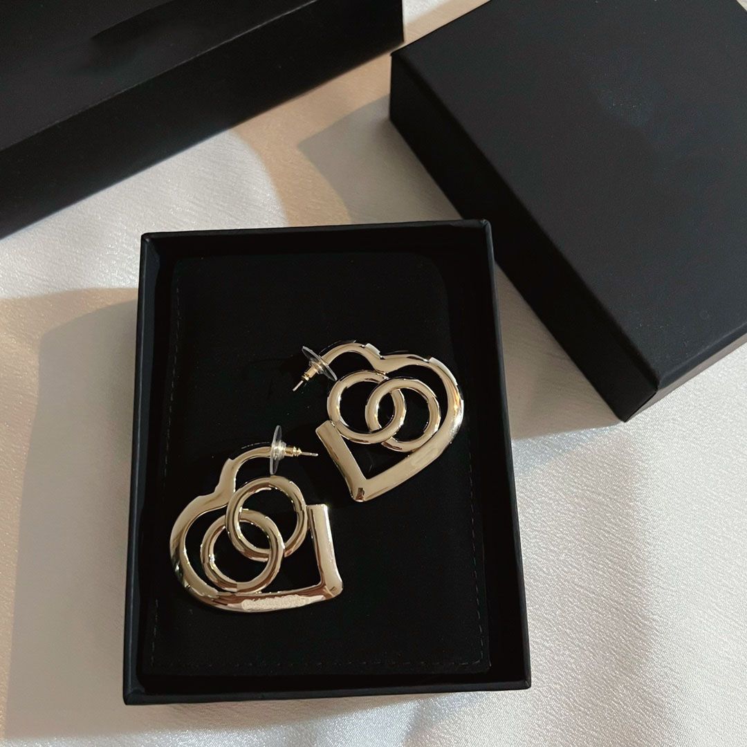 Women Earrings Love Hoops Heart Shape Earings Charm Hoop Earring Luxury Designer Jewelry C Stud Earring Classic Dangle Earing Ladies Wedding
Women Earrings Love Hoops Heart Shape Earings Charm Hoop Earring Luxury Designer Jewelry C Stud Earring Classic Dangle Earing Ladies Wedding