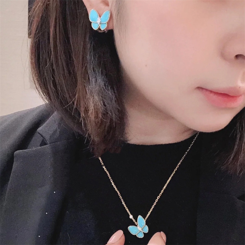High Quality Necklace Earring Set Designers Fashion Brands Luxurys Necklaces Classic Letters Turquoise Golden Chains Butterfly Ear Rings
High Quality Necklace Earring Set Designers Fashion Brands Luxurys Necklaces Classic Letters Turquoise Golden Chains Butterfly Ear Rings