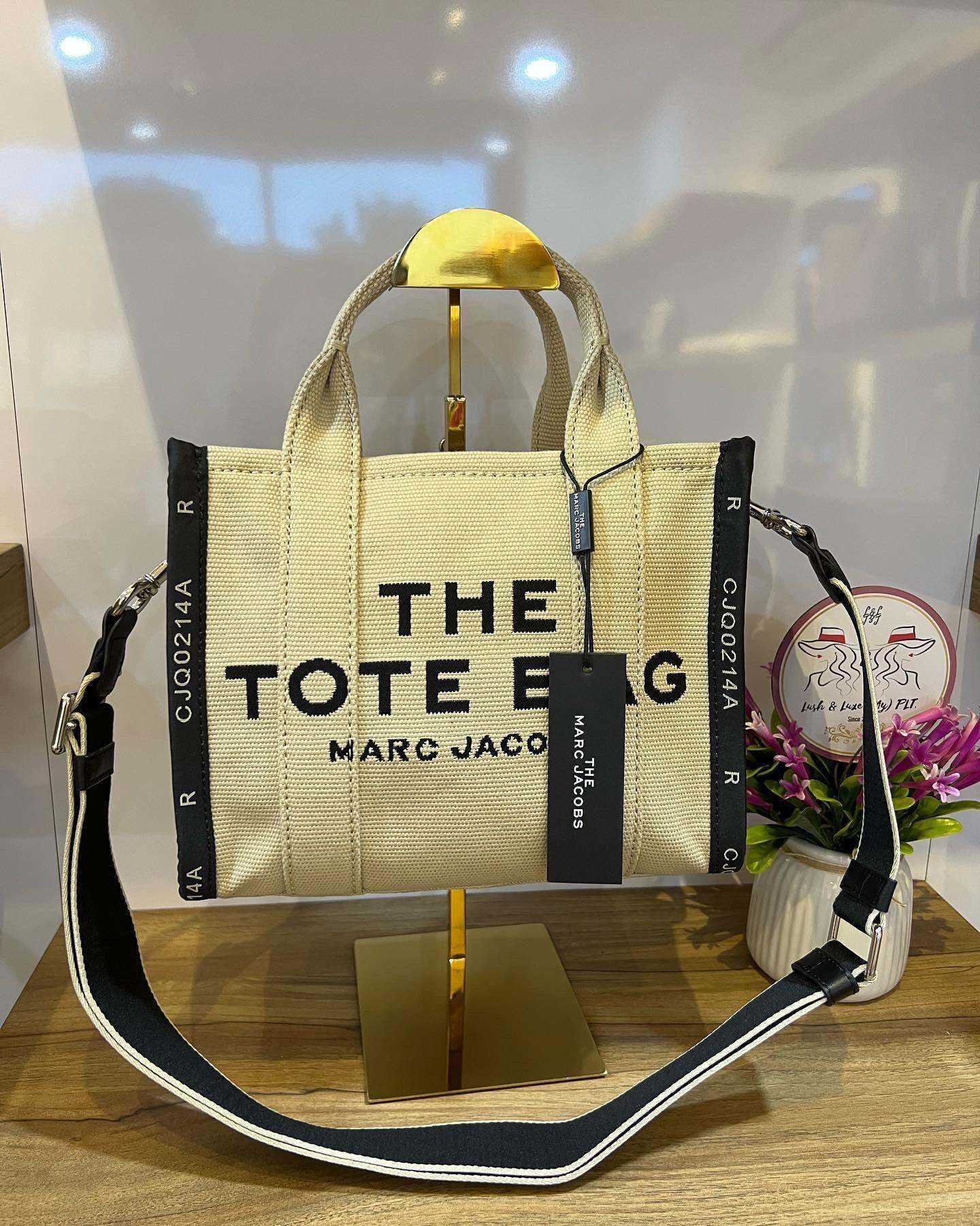 Designer Luxury Bags Marc's Jacob Tote Fashion Handbags Mj Jacquard Mini Canvas High Quality Single Shoulder Woman's Leisure Bags Crossbody Large Capacity 634g, Silver
Designer Luxury Bags Marc's Jacob Tote Fashion Handbags Mj Jacquard Mini Canvas High Quality Single Shoulder Woman's Leisure Bags Crossbody Large Capacity 634g, Silver