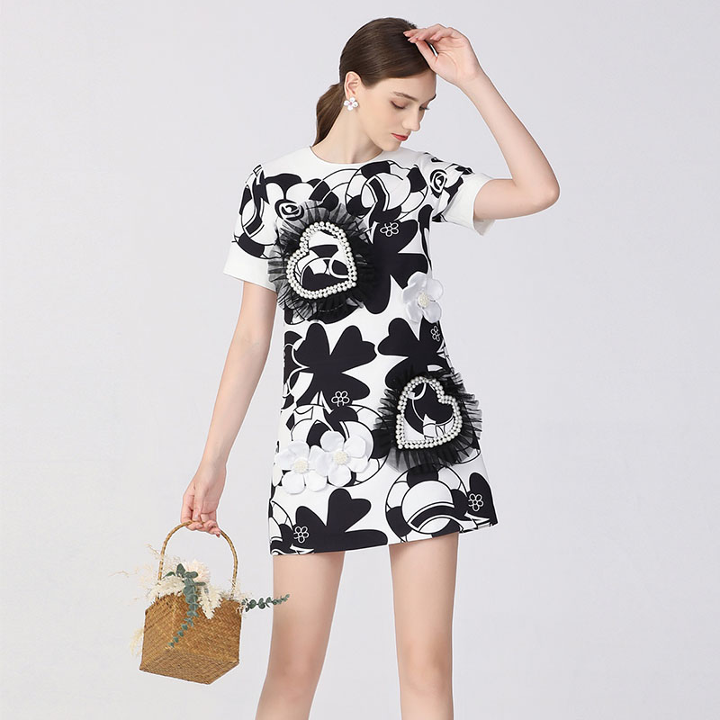 Casual Dresses Classic black and white handmade beaded petal peach heart contrast fly edge three-dimensional flower short sleeve
Casual Dresses Classic black and white handmade beaded petal peach heart contrast fly edge three-dimensional flower short sleeve