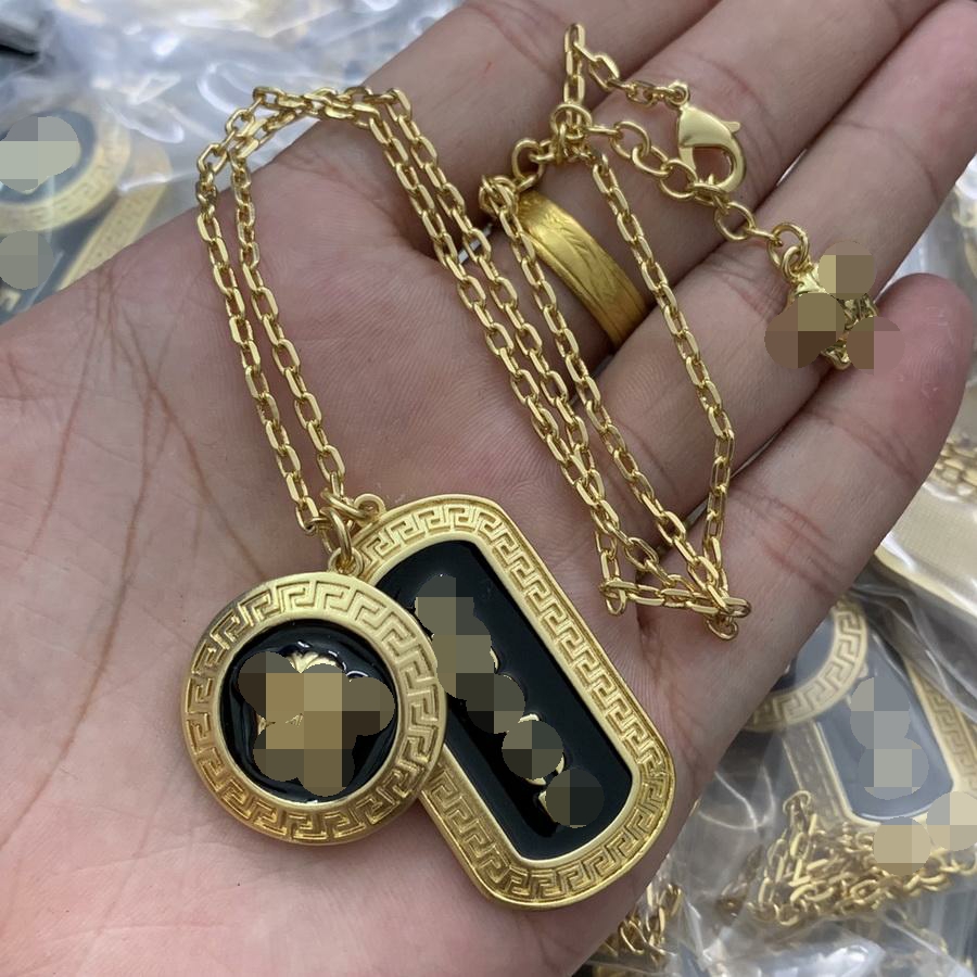 Fashion new designed Pendant hollow out Greca women's chain necklace Banshee Medusa head portrait 18K gold plated ladies necklaces Designer Jewelry VS 022
Fashion new designed Pendant hollow out Greca women's chain necklace Banshee Medusa head portrait 18K gold plated ladies necklaces Designer Jewelry VS 022
