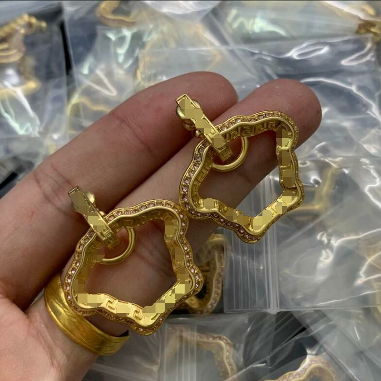 Fashion new designed earring Stud love heart V Letters pendants Banshee Medusa head portrait 18K gold plated women's Earring ladies Designer Jewelry VE-0685
Fashion new designed earring Stud love heart V Letters pendants Banshee Medusa head portrait 18K gold plated women's Earring ladies Designer Jewelry VE-0685