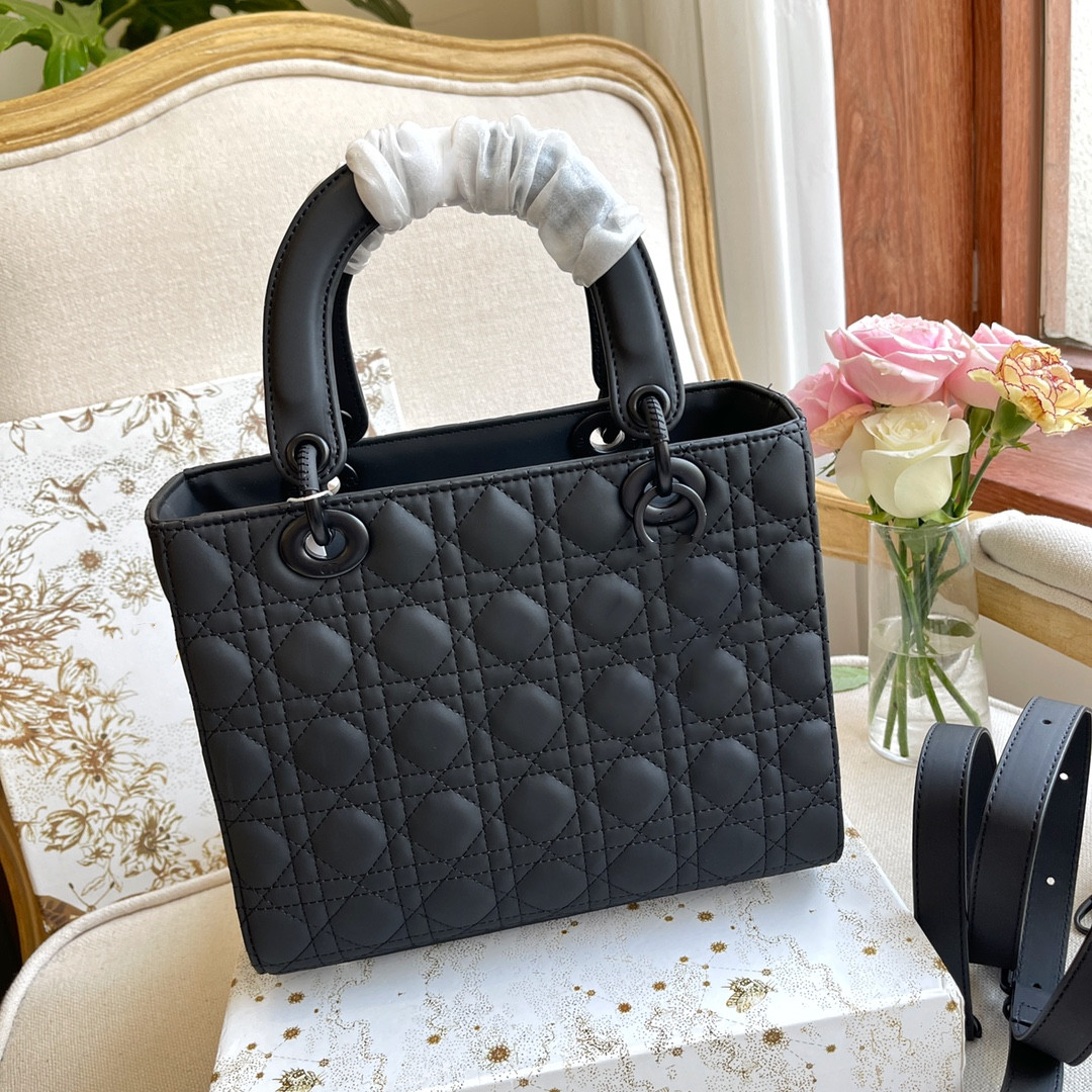 Top quality Designer handbags Lady Diana Bag Leather Handbag Fashion Diamond Shoulder Messenger Bag 24cm, White
Top quality Designer handbags Lady Diana Bag Leather Handbag Fashion Diamond Shoulder Messenger Bag 24cm, White