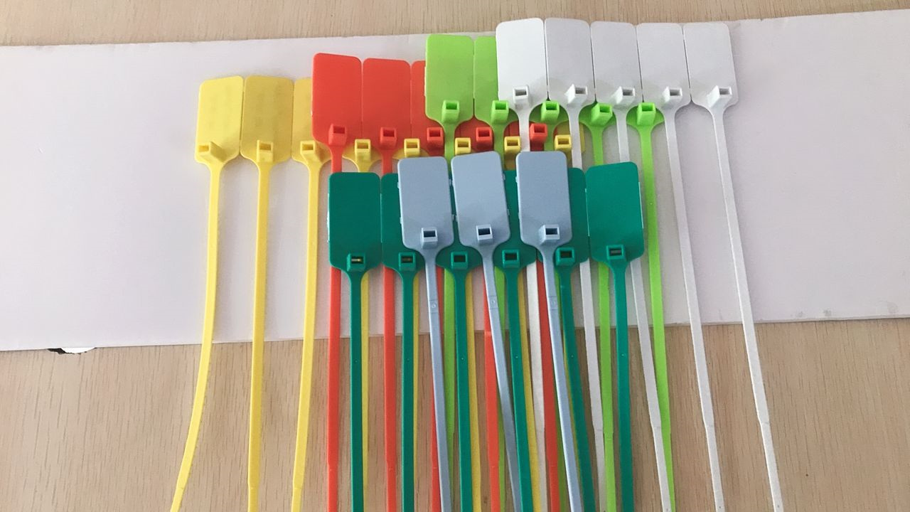 Off Shoe Zip Tie Red White Blue Yellow Strap OW Tag Plastic Buckle Virgial Designer C.2018 c.2019 label ck25011241 C.2021