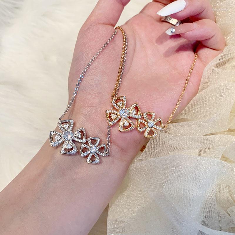Chains Silver Color Double Flower With Diamond Pendant Necklace Women Exquisite Fashion Clavicle Chain Birthday Party Luxury Jewelry
Chains Silver Color Double Flower With Diamond Pendant Necklace Women Exquisite Fashion Clavicle Chain Birthday Party Luxury Jewelry