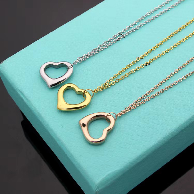 2022 Fashion New Hollow Heart Pendant Charm Bracelet Luxury Brand T-Letter Designer Bracelet Couple Classic Stainless Steel Bracelets Jewelry Gift
2022 Fashion New Hollow Heart Pendant Charm Bracelet Luxury Brand T-Letter Designer Bracelet Couple Classic Stainless Steel Bracelets Jewelry Gift
