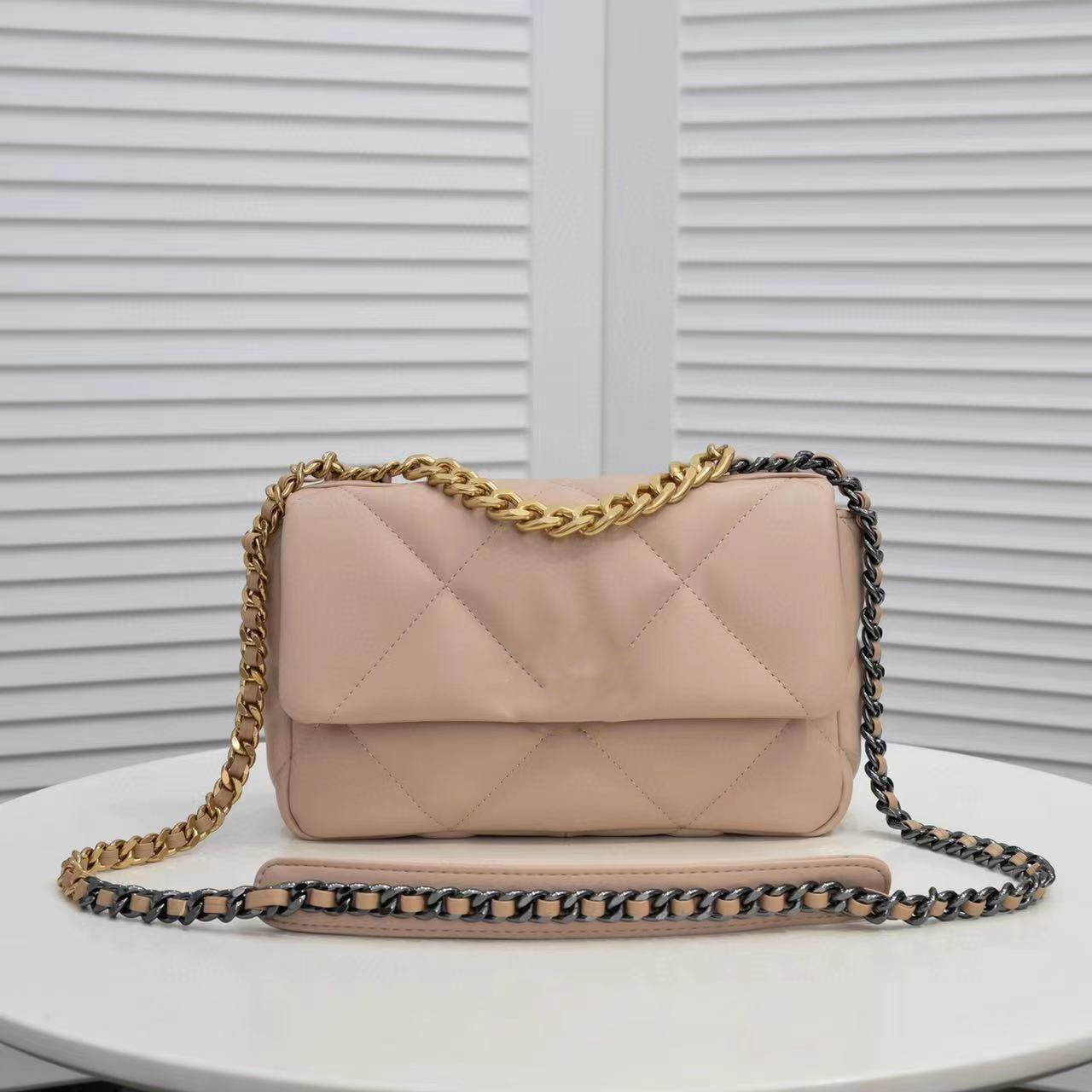 Fashion designer women's shoulder bag gold chain bags cross shaped diamond solid color handbag wallet postman cover type lattice 19 bag letter carrier
Fashion designer women's shoulder bag gold chain bags cross shaped diamond solid color handbag wallet postman cover type lattice 19 bag letter carrier