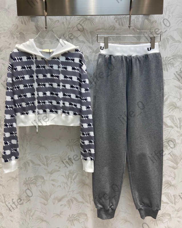 Designer Brand Womens Two Piece Pants Patchwork Striped Short Hoodie Coats Tops Elastic Waist Letter Logo Embroidery Trousers Fashionable Women Tracksuits 1970
Designer Brand Womens Two Piece Pants Patchwork Striped Short Hoodie Coats Tops Elastic Waist Letter Logo Embroidery Trousers Fashionable Women Tracksuits 1970