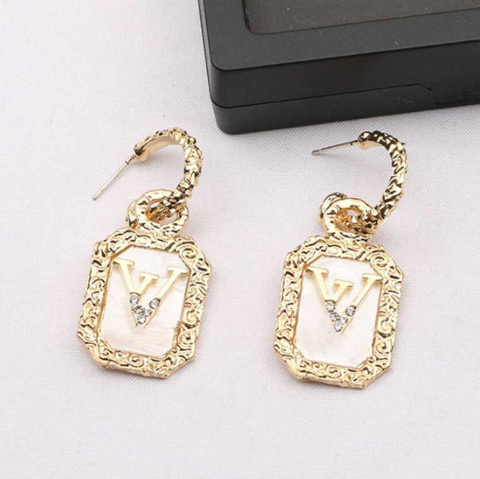 Top Charm Womens Crystal Earrings Ear Stud Women Designer Brand Letter Elegance Temperament Simple Ladies Wedding Party
Top Charm Womens Crystal Earrings Ear Stud Women Designer Brand Letter Elegance Temperament Simple Ladies Wedding Party