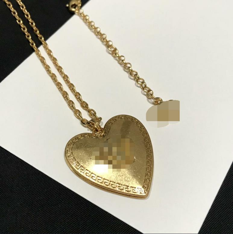 New designed EARRINGS Basilisk Medusa head portrait LOVE pendants women Necklace Stud Earring sets Brass 18K gold plated ladies Designer Jewelry wedding gift, Golden
New designed EARRINGS Basilisk Medusa head portrait LOVE pendants women Necklace Stud Earring sets Brass 18K gold plated ladies Designer Jewelry wedding gift, Golden