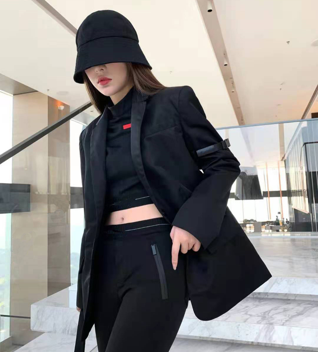Women' Tracksuits Luxury women' tracksuits designer suit coat fashion with nylon fabric classic letter top pants cowboy jacket tracksuit Size -L RU78, Black1
Women' Tracksuits Luxury women' tracksuits designer suit coat fashion with nylon fabric classic letter top pants cowboy jacket tracksuit Size -L RU78, Black1