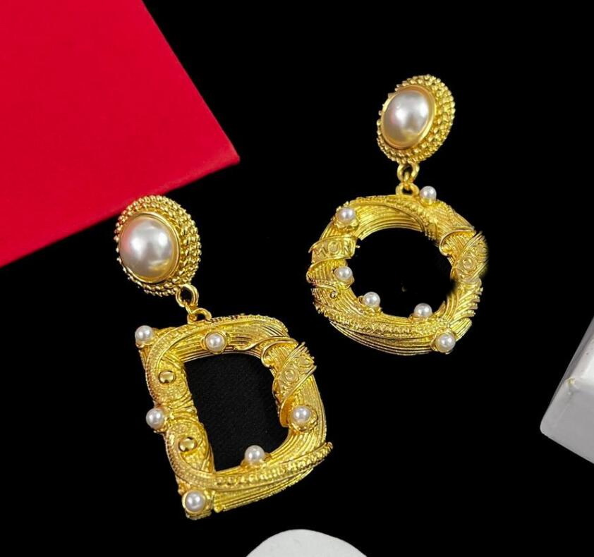 2022 New Designed Retro Brass Earrings Studs D Letters pearls pendants 18K gold plated Anti allergy women's Ear Clip Designer Jewelry
2022 New Designed Retro Brass Earrings Studs D Letters pearls pendants 18K gold plated Anti allergy women's Ear Clip Designer Jewelry