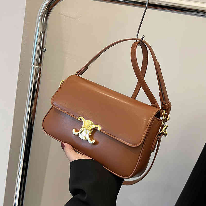 Simple small square bag 2022 autumn and winter new fashion French stick solid color magnetic button single shoulder messenger female, Black
Simple small square bag 2022 autumn and winter new fashion French stick solid color magnetic button single shoulder messenger female, Black