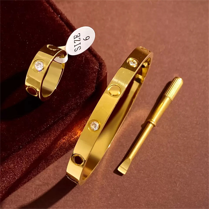 Designer Bracelet Enamel screwdriver love Bangle Fashion design Party Wedding Women Couple Gift 3 colors Luxury jewelry Wedding Christmas Gifts with velvet bag
Designer Bracelet Enamel screwdriver love Bangle Fashion design Party Wedding Women Couple Gift 3 colors Luxury jewelry Wedding Christmas Gifts with velvet bag