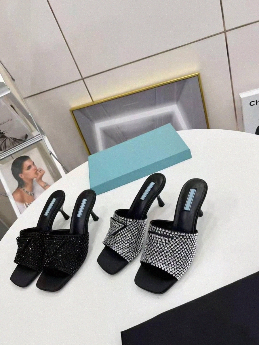 spring 2022 New Crystal diamond Slippers Iconic triangular logo square head high-heeled women shoes Size 35-42 S7me#, Color 7
spring 2022 New Crystal diamond Slippers Iconic triangular logo square head high-heeled women shoes Size 35-42 S7me#, Color 7