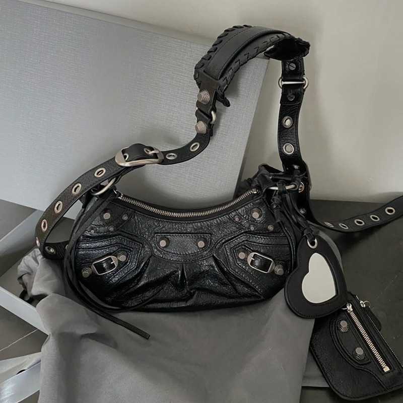 AHer Max Design leather Balenicass biker bag Leather female 2023 new one shoulder light luxury crescent texture French underarm sweet cool hot girl motorcycle, Black small original logo
AHer Max Design leather Balenicass biker bag Leather female 2023 new one shoulder light luxury crescent texture French underarm sweet cool hot girl motorcycle, Black small original logo