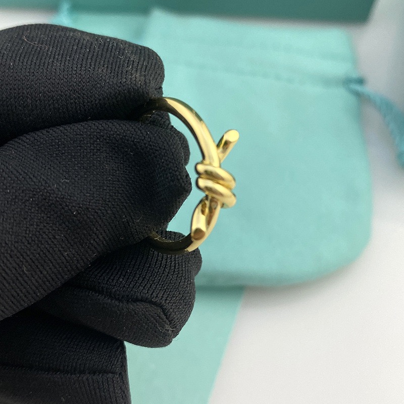 Designer classic ring Titanium steel knot ring Men and women bow knot Ring Party Wedding Accessories Christmas Valentine's Day designer jewelry gifts
Designer classic ring Titanium steel knot ring Men and women bow knot Ring Party Wedding Accessories Christmas Valentine's Day designer jewelry gifts