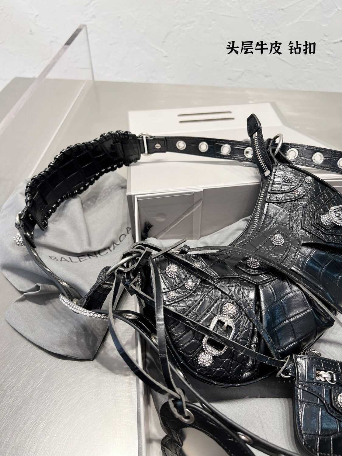 AHer Max Fashion lecagole leather Balenicass biker bag Motorcycle armpit Bella the same messenger one shoulder light and luxurious, Sky blue
AHer Max Fashion lecagole leather Balenicass biker bag Motorcycle armpit Bella the same messenger one shoulder light and luxurious, Sky blue