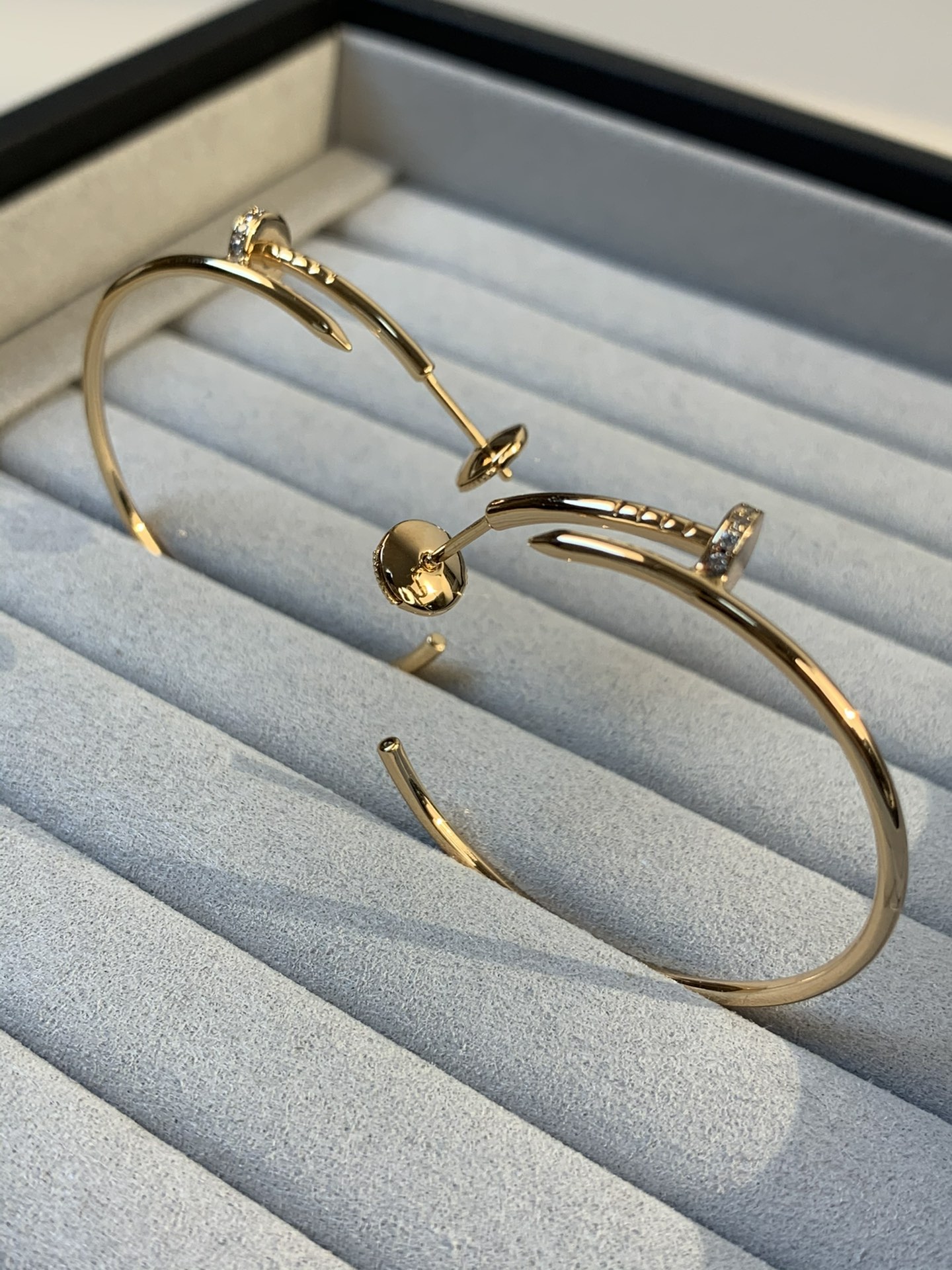 Female Designer Earrings Nails Diamond chandelier Earrings Simplicity Charm Jewelry Fade resistant Packaging Box
Female Designer Earrings Nails Diamond chandelier Earrings Simplicity Charm Jewelry Fade resistant Packaging Box