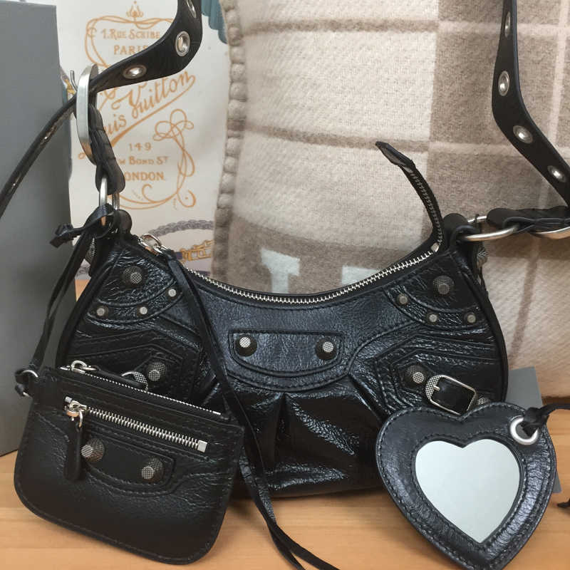 AHer Max Design leather Balenicass biker bag 22 New Le Cagole Moon Tooth Dumplings Motorcycle One Shoulder Crossbody Underarm Wrap, Black oil wax xs 26cm
AHer Max Design leather Balenicass biker bag 22 New Le Cagole Moon Tooth Dumplings Motorcycle One Shoulder Crossbody Underarm Wrap, Black oil wax xs 26cm