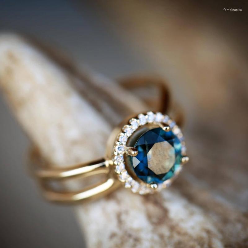 Wedding Rings Creative Trendy Gold Hollow Out Cross Twine For Women Blue CZ Stone Inlay Fashion Jewelry Party Gift Ring
Wedding Rings Creative Trendy Gold Hollow Out Cross Twine For Women Blue CZ Stone Inlay Fashion Jewelry Party Gift Ring