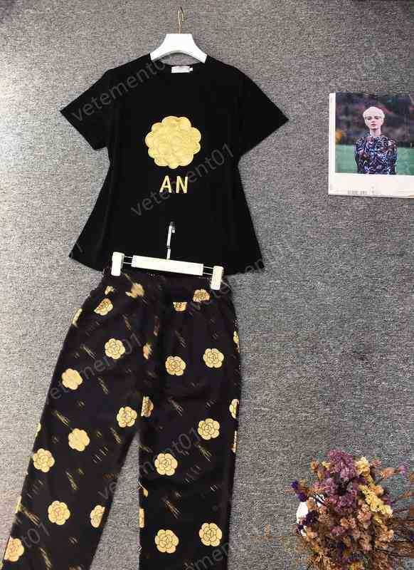 Womens Two Piece Pants Fashion Alphabet Flower Print T-Shirt Suit Casual Trousers 2 Piece Sets Luxury Designer Tracksuits Women Clothing
Womens Two Piece Pants Fashion Alphabet Flower Print T-Shirt Suit Casual Trousers 2 Piece Sets Luxury Designer Tracksuits Women Clothing