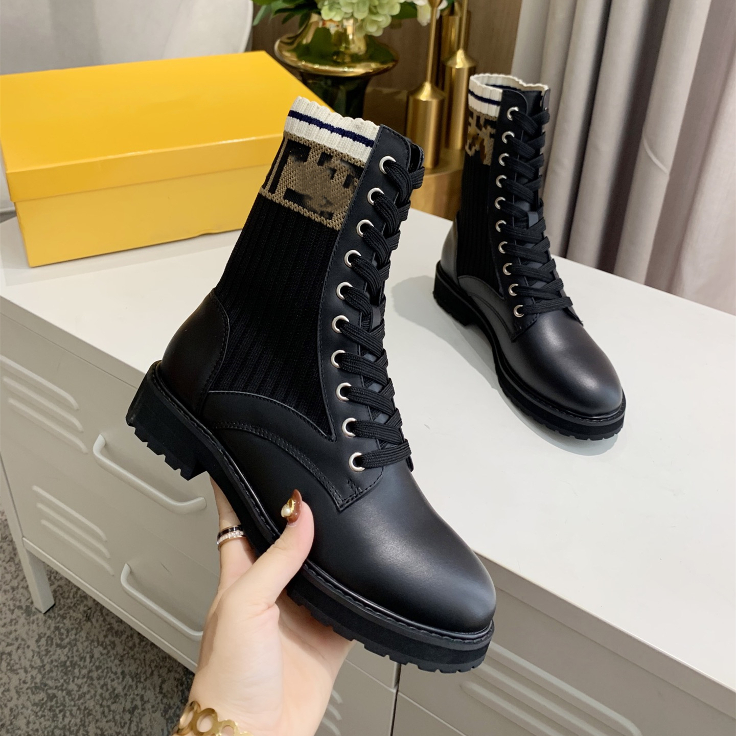 Fashionable Flat Boots Fendyity Luxury Besign Men Women Wool Warm Leather Letters Snow Socks Boots 01-017
Fashionable Flat Boots Fendyity Luxury Besign Men Women Wool Warm Leather Letters Snow Socks Boots 01-017